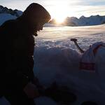 Albin am Schnee schmelzen für den ersten Kaffee