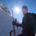Albin schultert die Ski's