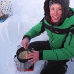Albin rührt das erste Fondue an